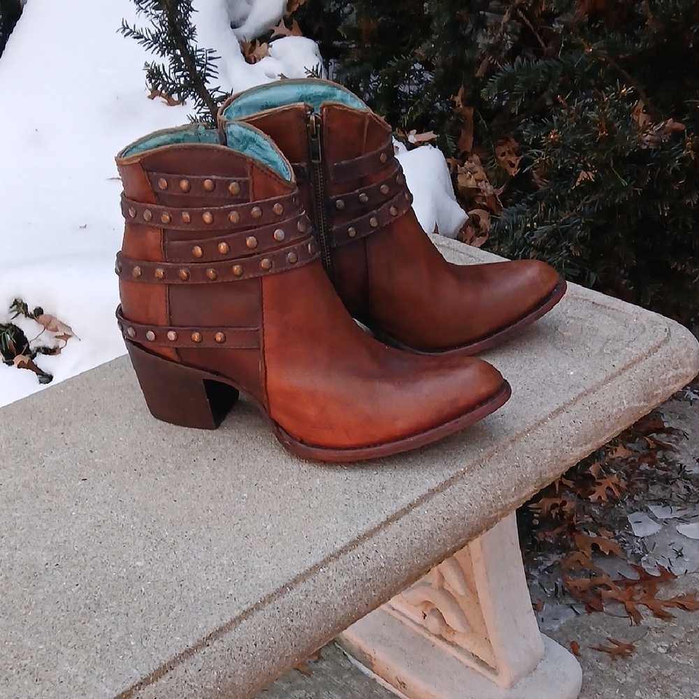 Corral Womens Studded Strap Ankle Boots Sz 9.5